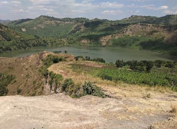 uganda/rwenzori-mountains-national-park/attraction/twin-lakes