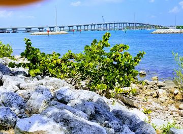 florida/treasure-coast/attraction/manatee-observation-and-education-center