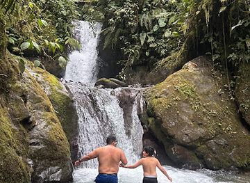 ecuador/highland-valleys/attraction/cascada-maderos