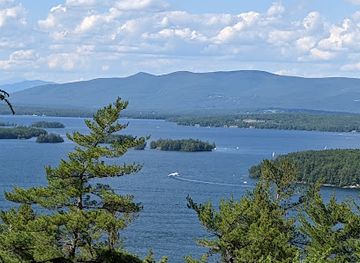 new-hampshire/lake-winnipesaukee/attraction/lockes-hill-trailhead
