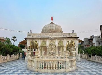 india/kolkata/attraction/jain-shwetambar-dadaji-s-temple-garden-dadabari