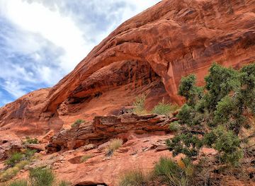utah/moab/attraction/longbow-arch