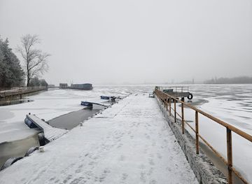 poland/zegrze-reservoir/attraction/kolejowy-klub-wodny-port-w-jachrance