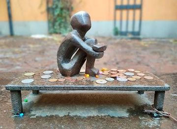 sweden/stockholm/attraction/iron-boy-boy-watching-the-moon