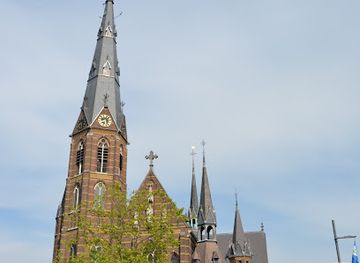 netherlands/eindhoven/attraction/jonas-en-de-walvis-statue-in-eindhoven
