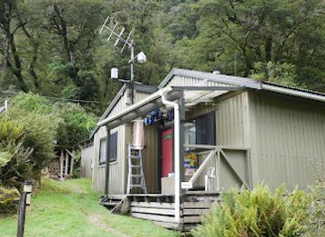 new-zealand/milford-sound/attraction/dumpling-hut