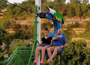 missouri/branson/attraction/parakeet-pete-s-waterfront-zipline