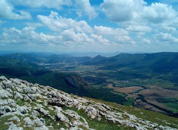 spain/pyrenees-mountains/attraction/santuario-san-miguel-in-excelsis