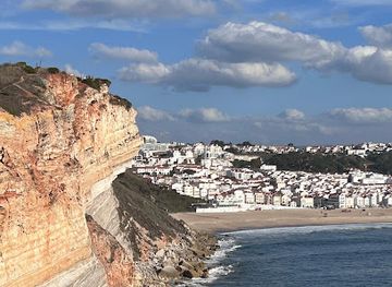 portugal/beira-alta/attraction/escultura-veado-surfista