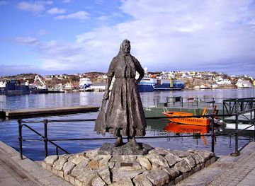 norway/more-og-romsdal/attraction/klippfiskkjerringa-sculpture-of-the-town-s-symbol