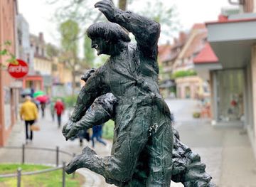 germany/nuremberg/attraction/dancing-couple-statue