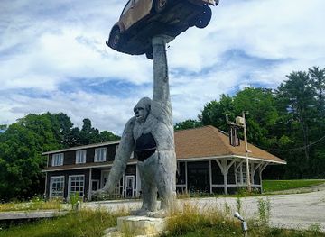 vermont/windsor-county/attraction/gorilla-holding-a-vw-beetle