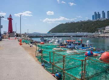 south-korea/busan-beaches/attraction/cheongsapo-twin-lighthouse