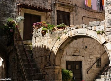croatia/trogir/attraction/stairs-of-fjaka