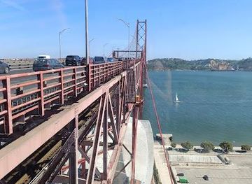 portugal/lisbon/attraction/pilar-7-bridge-experience