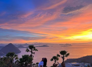 indonesia/komodo-national-park/attraction/white-rock-hill