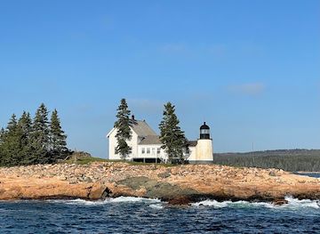 maine/washington-county/attraction/winter-harbor-light