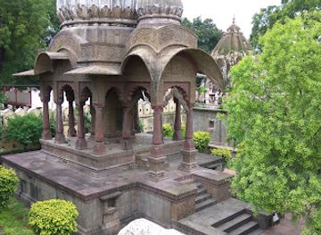 india/madhya-pradesh/attraction/krishna-pura-chhatri-indore