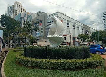 malaysia/george-town/gurney-drive/attraction/pearl-statue-near-gurney-plaza