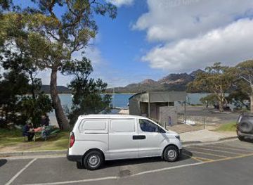 australia/freycinet-national-park/attraction/public-bench-with-beautiful-view