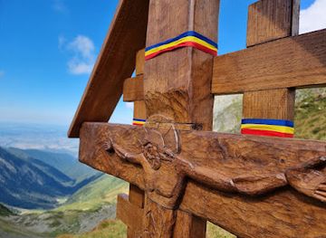 romania/fagaras-mountains/attraction/crucea-eroilor-rezistentei-anticomuniste-din-fagaras