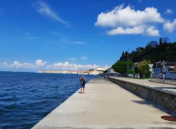 slovenia/izola/attraction/obelisco-de-fornace