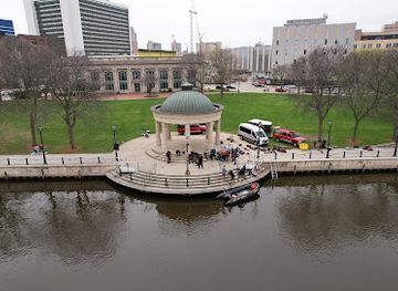 wisconsin/milwaukee/attraction/pere-marquette-park