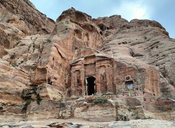 jordan/shobak-castle/attraction/broken-pediment-tomb