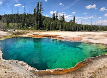 montana/yellowstone-national-park/attraction/thumb-geyser