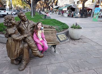 argentina/mendoza/godoy-cruz/attraction/escultura-san-martin-y-merceditas