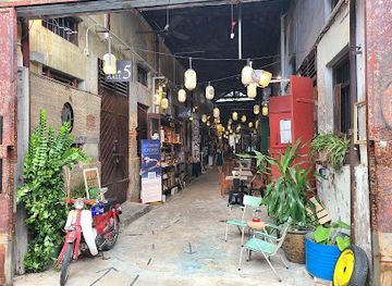 malaysia/george-town/little-india/attraction/street-art-brother-sister-on-a-swing