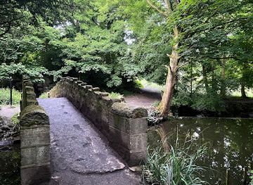 united-kingdom/leeds/attraction/the-hollies