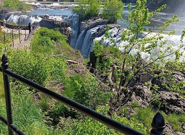 new-jersey/paterson-great-falls-national-historical-park/attraction/walking-bridge-over-the-falls