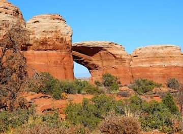 utah/canyonlands/attraction/broken-arch