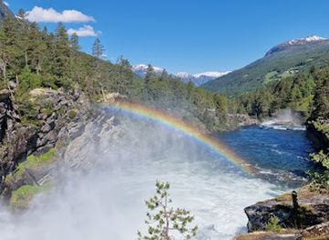 norway/more-og-romsdal/attraction/colliding-waterfalls
