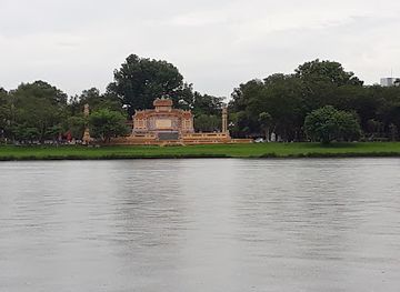 vietnam/southeast/attraction/dai-tuong-niem-chien-si-tran-vong