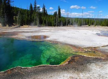 montana/yellowstone-national-park/attraction/west-thumb-information-station