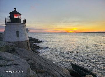 rhode-island/newport-cliff-walk/attraction/castle-hill-lighthouse