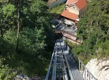 Incline elevator