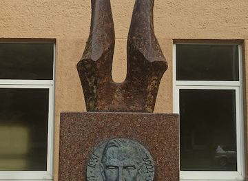 lithuania/panevezys/attraction/paminklas-krepsinio-treneriui-raimundui-sargunui