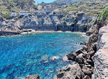 spain/serra-de-tramuntana/attraction/cala-banyalbufar