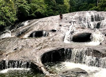 sri-lanka/ratnapura-district/attraction/kirindi-ella-waterfall
