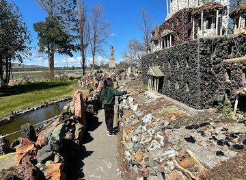 oregon/southern-oregon/attraction/petersen-rock-garden-museum