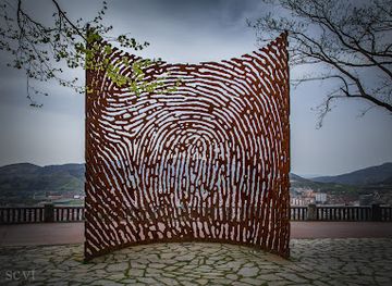 spain/bilbao/attraction/fingerprint-sculpture
