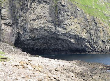 faroe-islands/tvoroyri/attraction/hole-in-the-cliff