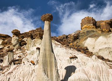 utah/lake-powell/attraction/wahweap-hoodoos-trailhead