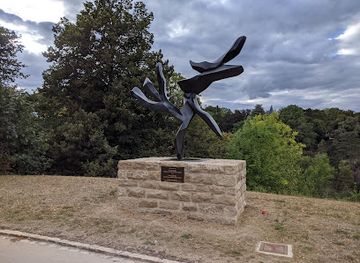 luxembourg/luxembourg-city/attraction/statue-arbre-de-la-paix