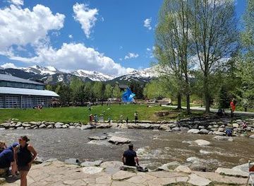 colorado/breckenridge/attraction/blue-river-plaza