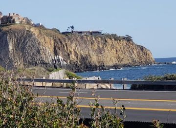 california/laguna-beach/attraction/crystal-cove-state-park-tunnel