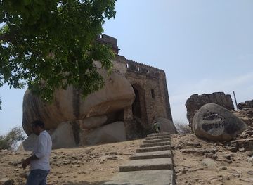 india/jabalpur/attraction/madan-mahal-pahadi